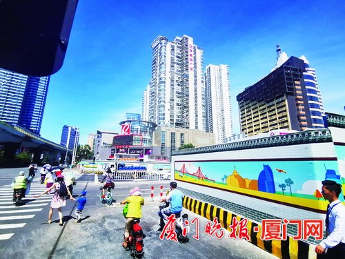 厦门展示爱心和文明城市形象 地铁围挡换亮眼