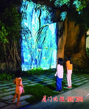 石面上瀑布飞流而下!海沧大埕公园全息投影画面逼真 