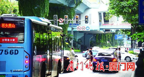 驾驶员请注意!岛内8个路口设有右转红绿灯