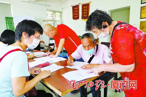 市房屋事务中心启动公房续约进小区 增强租户幸福感