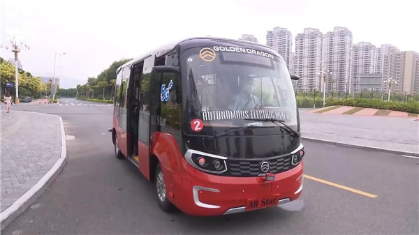 厉害了!厦门“自动驾驶”公交车上路试运行!
