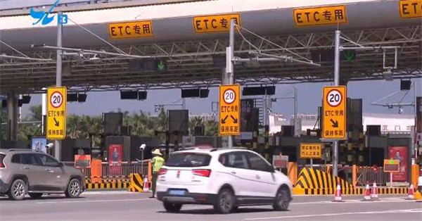 双节假期第一天 厦门高速公路、机场迎来出行高峰