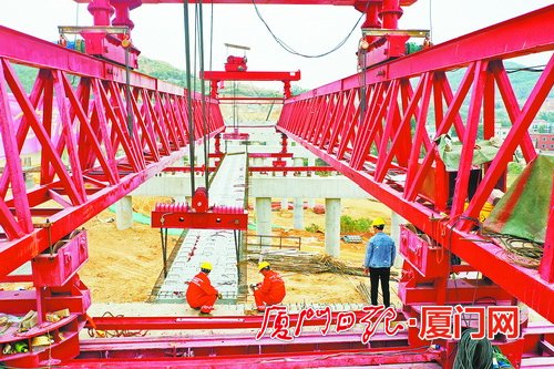 翔安机场高速公路内头大桥 首片预制T梁成功架设