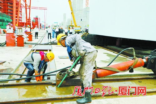 厦门第二东通道预制墩台安装启动 首件重约2200吨