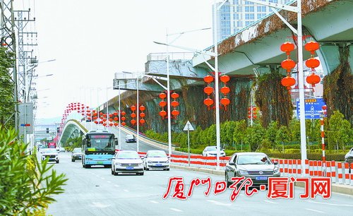 岛内外春节氛围浓厚 红灯笼中国结牛年元素等处处可见