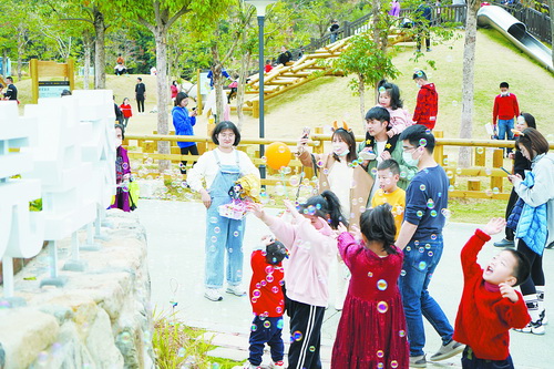 春节期间 市民游客纷纷