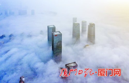 厦门昨晨雾锁鹭岛如仙境 今晚彩云追月或可赏