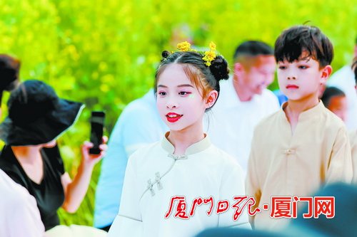 同安莲花醉美赏花节举行 游客游览油菜花尽情打卡拍照