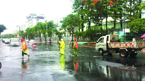 厦门进入雨水多发季 交警提醒这雨天经过些路段要小心