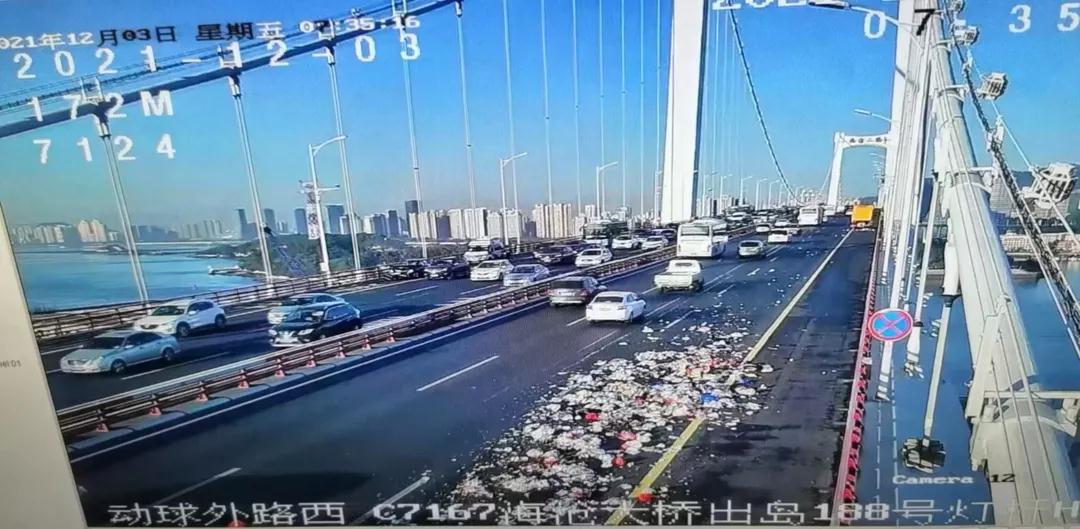 突发!海沧大桥今早堵车 原因来了…