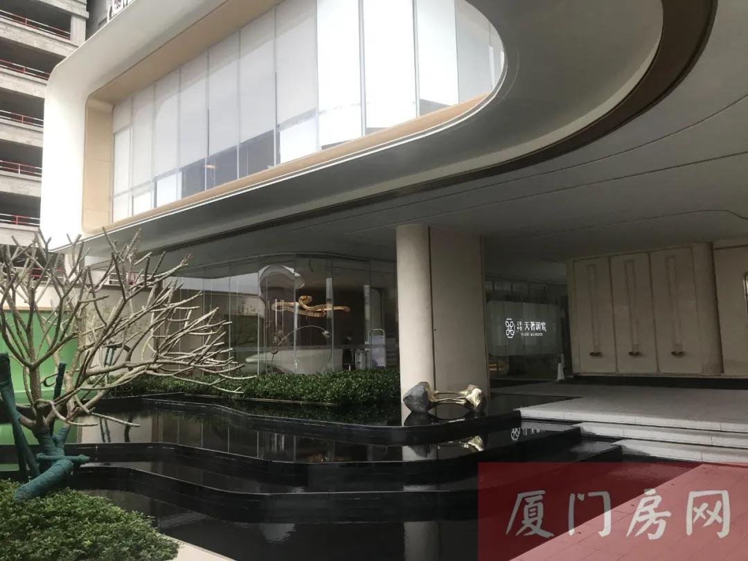 吹风4.5万/㎡ 厦门岛外某地铁盘3月入市 样板间拍到了