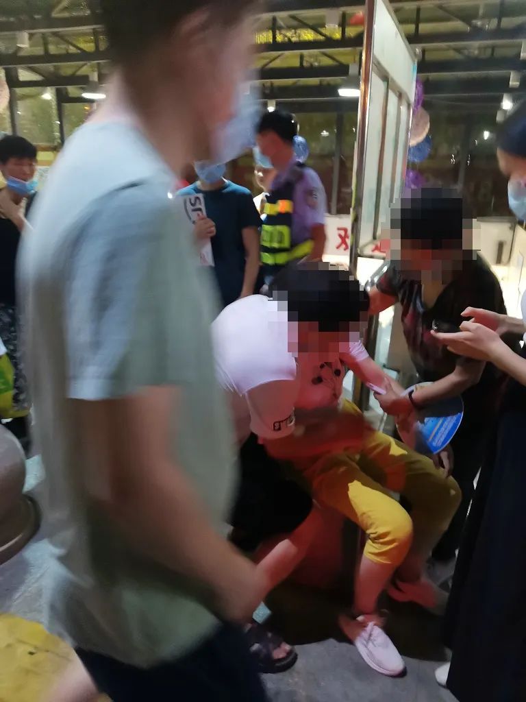 突发!雨夜超市门口 女生突然晕倒……